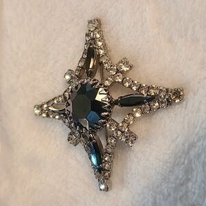 Stunning vintage broach with faux stones